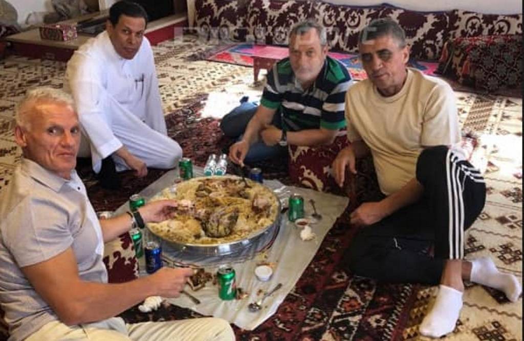 Doi foști petroliști au ajuns sa mănânce pe jos! Asta deși câștigă bani buni Doi foști petroliști au ajuns sa mănânce pe jos! Asta deși câștigă bani buni