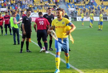 În timp ce defensiva a luat șase goluri în cantonament și s-a întrecut în a provoca penaltiuri în același meci, Jean Prunescu se antrenează tot cu… juniorii!