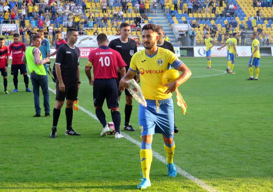 În timp ce defensiva a luat șase goluri în cantonament și s-a întrecut în a provoca penaltiuri în același meci, Jean Prunescu se antrenează tot cu… juniorii! În timp ce defensiva a luat șase goluri în cantonament și s-a întrecut în a provoca penaltiuri în același meci, Jean Prunescu se antrenează tot cu… juniorii!