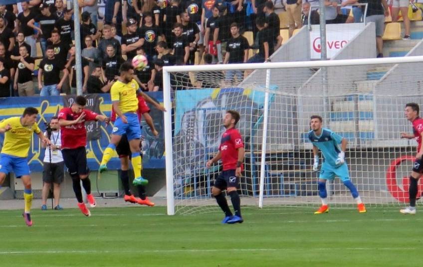 În această săptămână, Prunescu nu a mai fost singur la antrenamentele puștilor lui “nea Lili”. I-a venit alături și junele Lambru! În această săptămână, Prunescu nu a mai fost singur la antrenamentele puștilor lui “nea Lili”. I-a venit alături și junele Lambru!