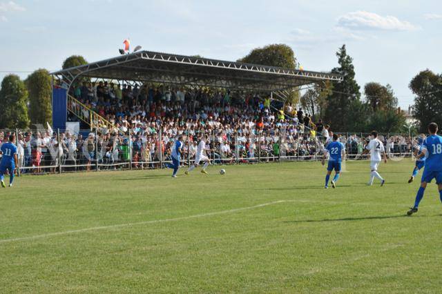 Leo Grozavu nu renunță la obiceiul bun: al doilea meci-școală al “lupilor”. Acum, pe terenul echipei CS Păulești Leo Grozavu nu renunță la obiceiul bun: al doilea meci-școală al “lupilor”. Acum, pe terenul echipei CS Păulești