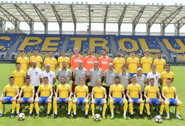 De la lumina reflectoarelor, pe seară, la cea a zilei, puțin după prânz. Doar patru zile de la un meci la altul al Petrolului în L2