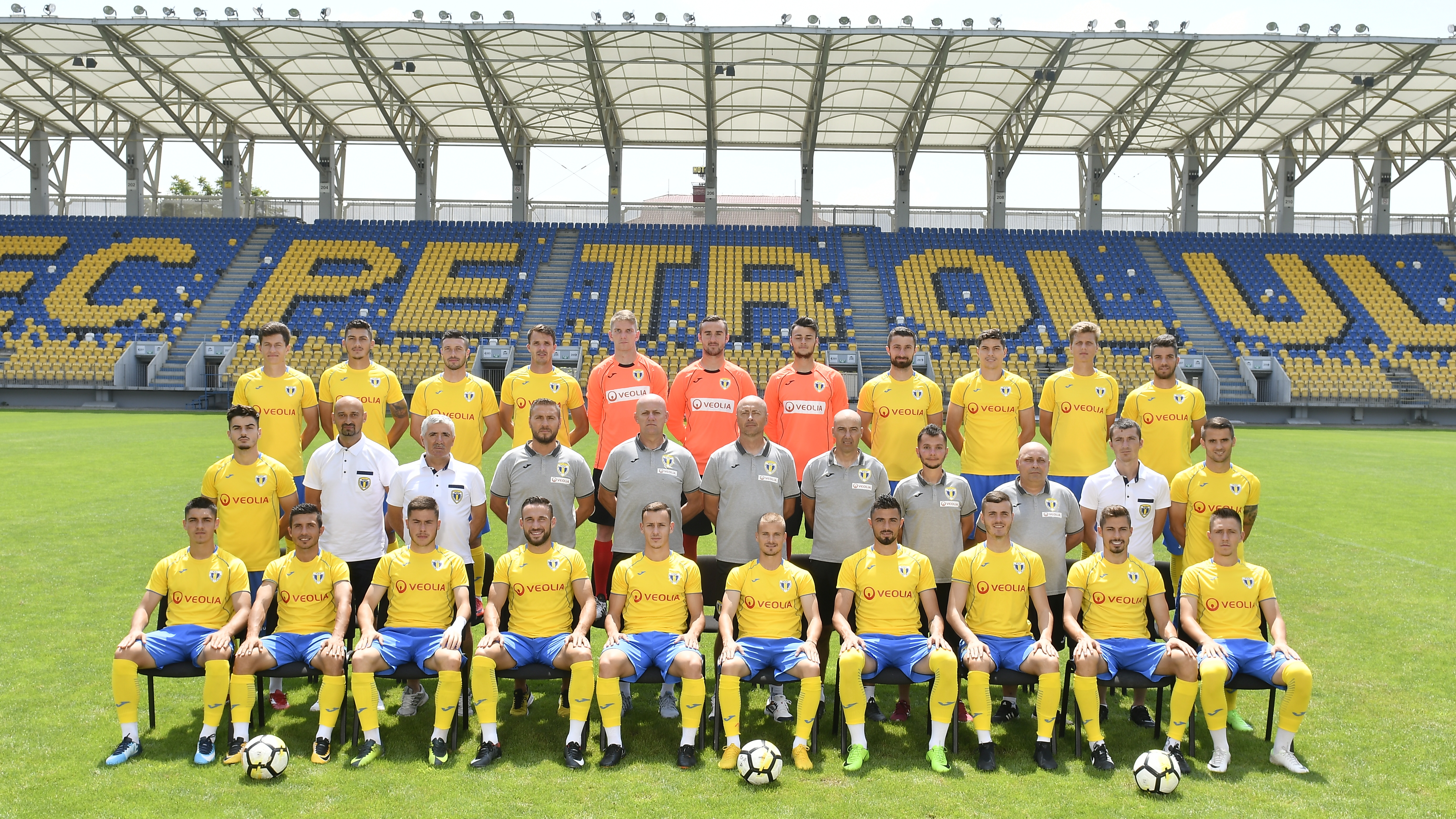 De la lumina reflectoarelor, pe seară, la cea a zilei, puțin după prânz. Doar patru zile de la un meci la altul al Petrolului în L2 De la lumina reflectoarelor, pe seară, la cea a zilei, puțin după prânz. Doar patru zile de la un meci la altul al Petrolului în L2