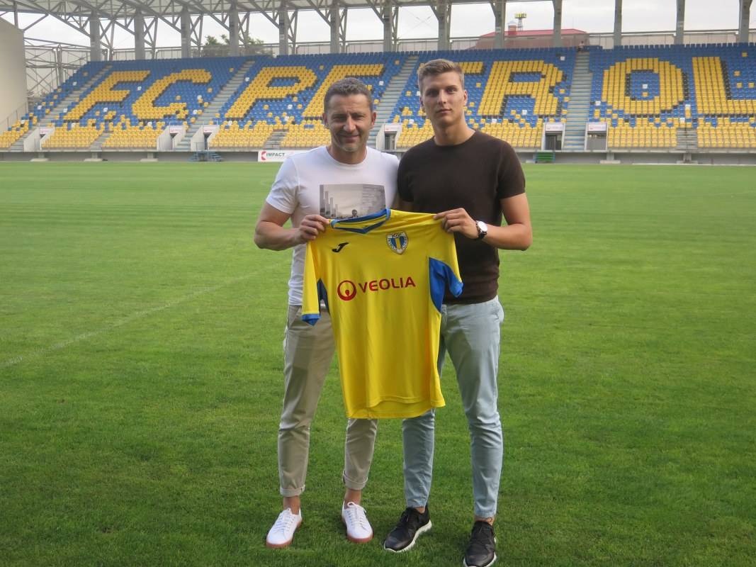 “Arta” de a împrumuta un jucător la echipa de la care abia l-ai… luat cu împrumut! Sau a-l și detașa pe altul adus de curând. Unde se întâmplă așa? La Petrolul! “Arta” de a împrumuta un jucător la echipa de la care abia l-ai… luat cu împrumut! Sau a-l și detașa pe altul adus de curând. Unde se întâmplă așa? La Petrolul!