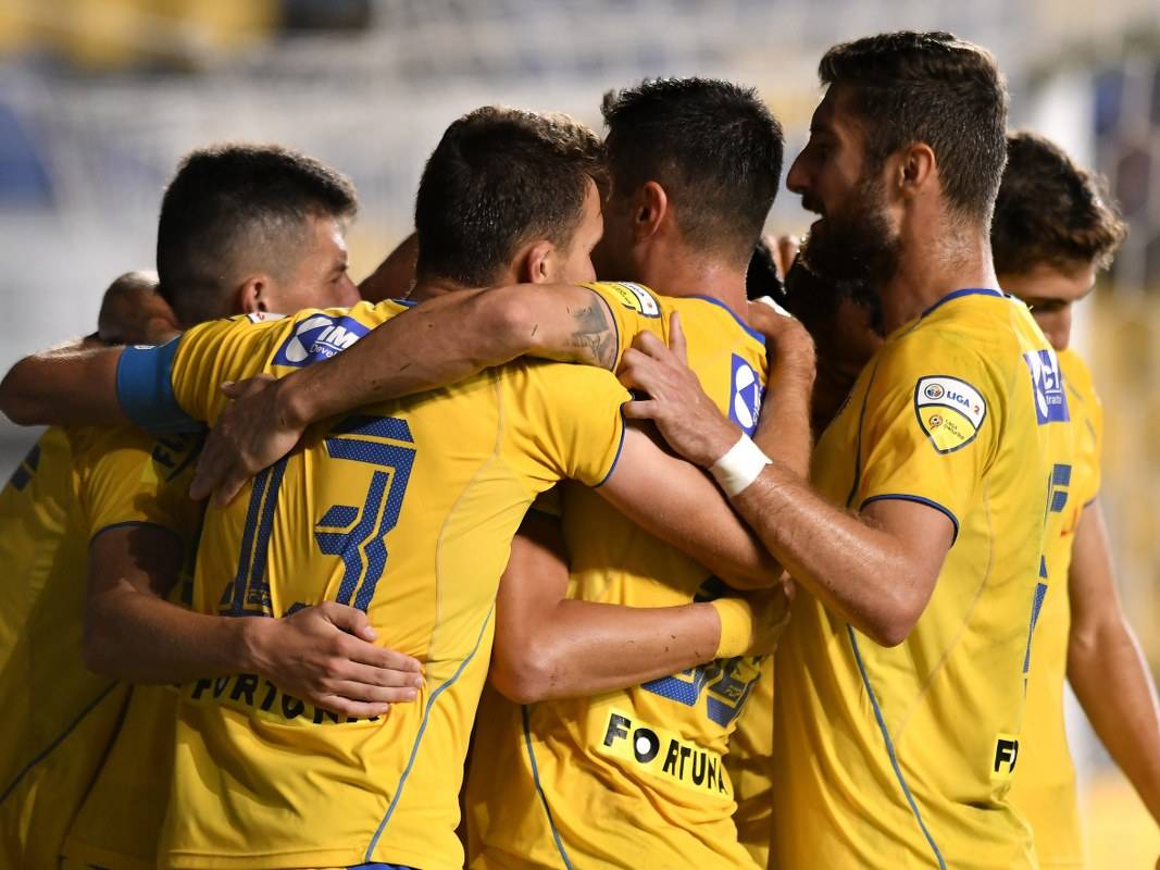 Derbiul echipelor (re)create de suporteri, Petrolul – ASU Poli, sau Plămadă versus… Plămadă!