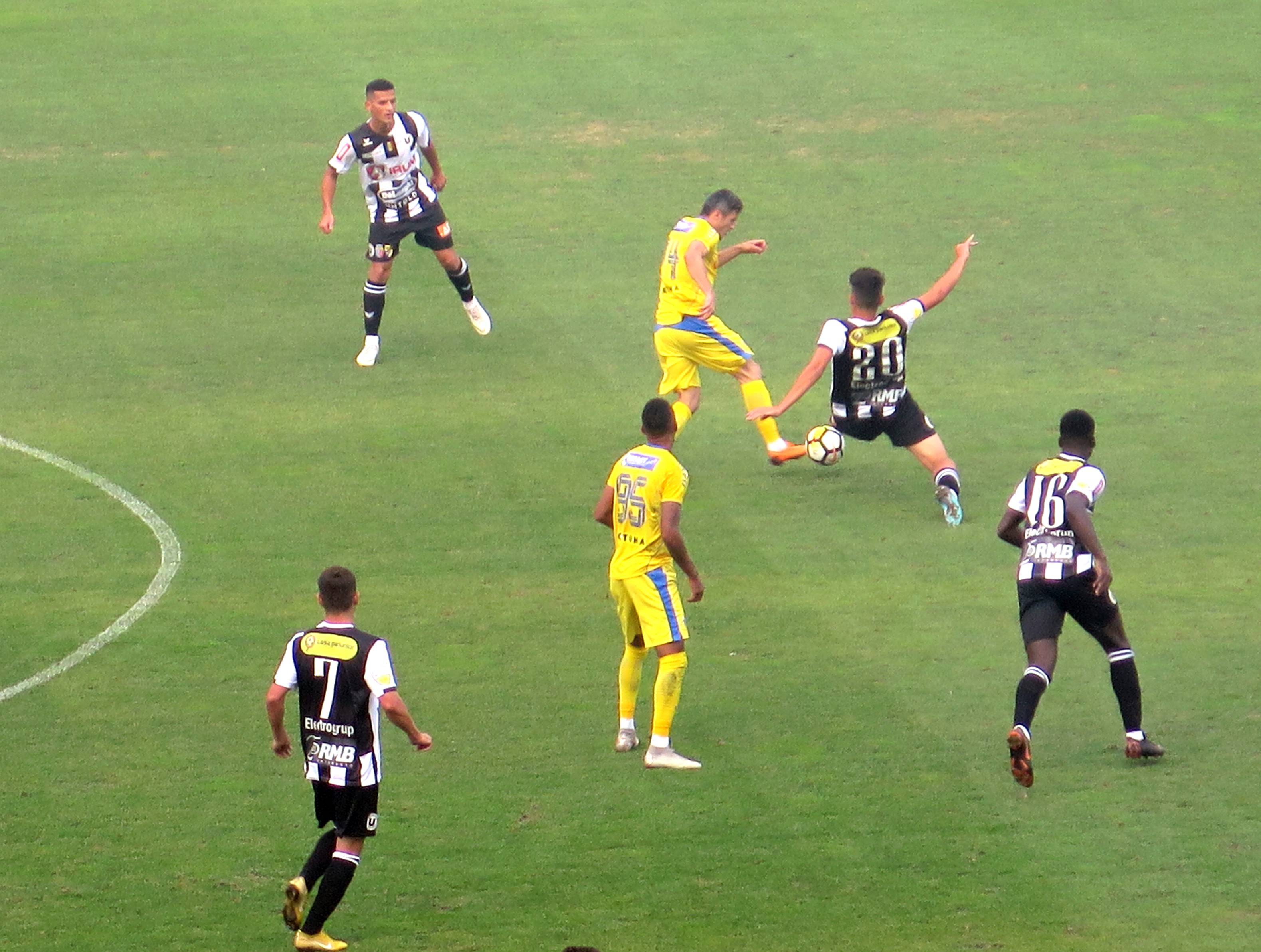 De ce nu a fost “1-3-4-3” o surpriză atât de Grozav(ă) pregătită Universității Cluj și lui Adrian Falub? Deoarece le-a picat mănușă “șepcilor roșii”! De ce nu a fost “1-3-4-3” o surpriză atât de Grozav(ă) pregătită Universității Cluj și lui Adrian Falub? Deoarece le-a picat mănușă “șepcilor roșii”!