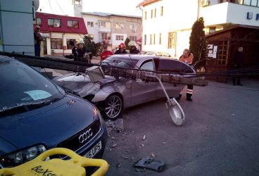 Şofer omorât de un stâlp căzut peste maşină, în faţa Primăriei Floreşti