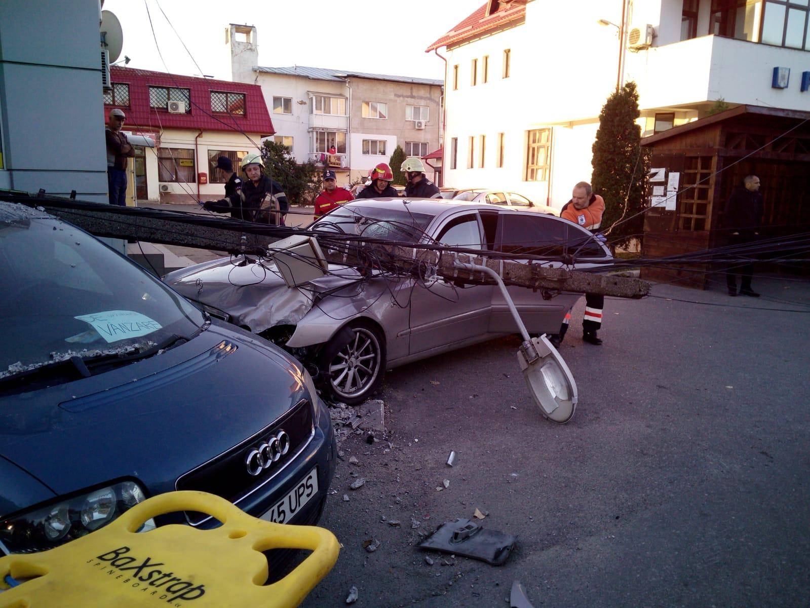 Şofer omorât de un stâlp căzut peste maşină, în faţa Primăriei Floreşti Şofer omorât de un stâlp căzut peste maşină, în faţa Primăriei Floreşti