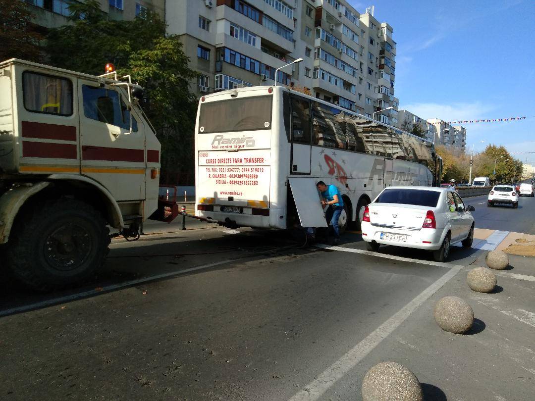Bulevardul Bucureşti, blocat de un autocar pe rute externe rămas în pană Bulevardul Bucureşti, blocat de un autocar pe rute externe rămas în pană