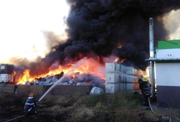 Incendiu cu bis la fabrica de mase plastice din Pleaşa