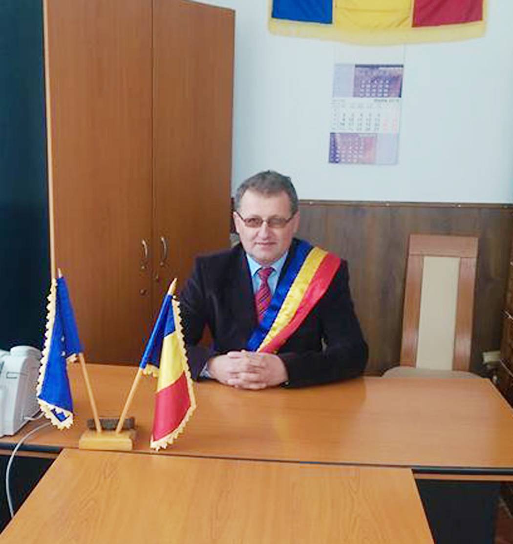 Primarul din Şotriile, reţinut pentru pornografie infantilă, act sexual cu o minoră şi şantaj Primarul din Şotriile, reţinut pentru pornografie infantilă, act sexual cu o minoră şi şantaj