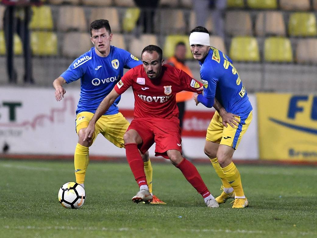 Altă remiză albă, acasă, a Petrolului. De data aceasta, cu o echipă care i-a luat tare de la început pe “lupi”, os pe os! Altă remiză albă, acasă, a Petrolului. De data aceasta, cu o echipă care i-a luat tare de la început pe “lupi”, os pe os!