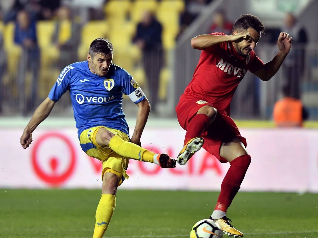 Stând strâmb, dar judecând drept ce s-a întâmplat la meciul dintre Petrolul și CS Mioveni. O fi fost ceva? Stând strâmb, dar judecând drept ce s-a întâmplat la meciul dintre Petrolul și CS Mioveni. O fi fost ceva?