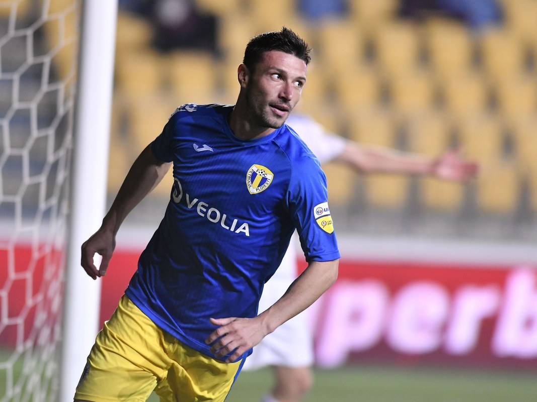 Petrolul a marcat cu toate compartimentele, ba și cu adversarii, și a revenit pe podium. Cu (încă) Leo (mai mult așezat) pe bancă! Petrolul a marcat cu toate compartimentele, ba și cu adversarii, și a revenit pe podium. Cu (încă) Leo (mai mult așezat) pe bancă!