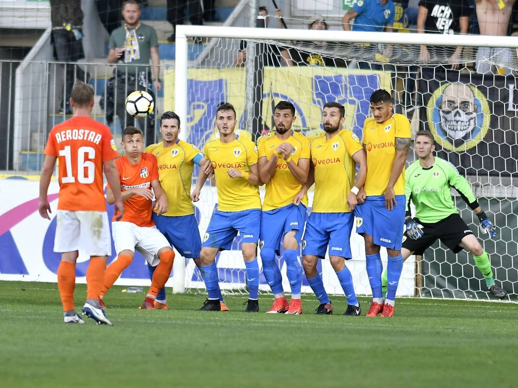 FC Argeș – Petrolul, într-o vreme un derbi la Divizia A. Acum, cap de afiș în Liga 2… neonorat de galerii! FC Argeș – Petrolul, într-o vreme un derbi la Divizia A. Acum, cap de afiș în Liga 2… neonorat de galerii!