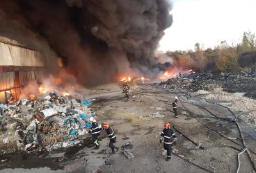 Incendiu uriaş la un depozit de deşeuri al Urban ICIM, de lângă Rafinăria Astra (Update)