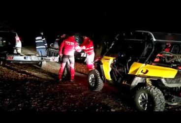 Salvamontiştii şi pompierii ISU au căutat în noapte un tânăr căzut într-o râpă în Munţii Baiului