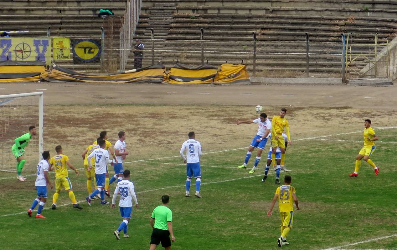 Tavi Grigore, antrenorul Petrolului care nu a pierdut deloc și câștigă la limită. Dar, tot victorie se numește! Tavi Grigore, antrenorul Petrolului care nu a pierdut deloc și câștigă la limită. Dar, tot victorie se numește!