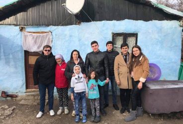Elevii şi studenţii basarabeni vin în ajutorul unor familii nevoiaşe din comuna Brazi
