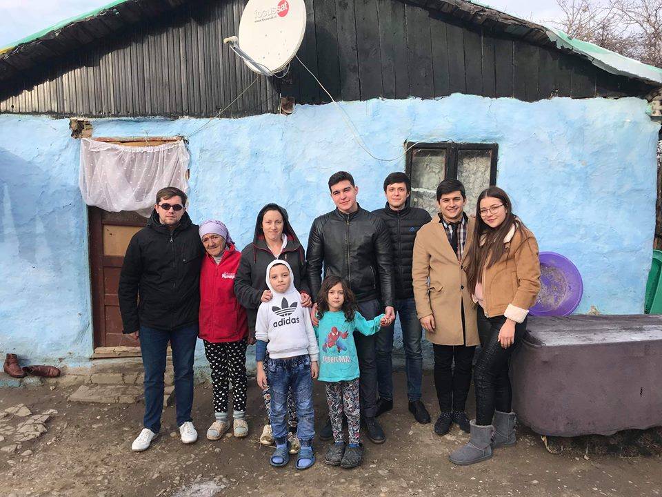 Elevii şi studenţii basarabeni vin în ajutorul unor familii nevoiaşe din comuna Brazi Elevii şi studenţii basarabeni vin în ajutorul unor familii nevoiaşe din comuna Brazi