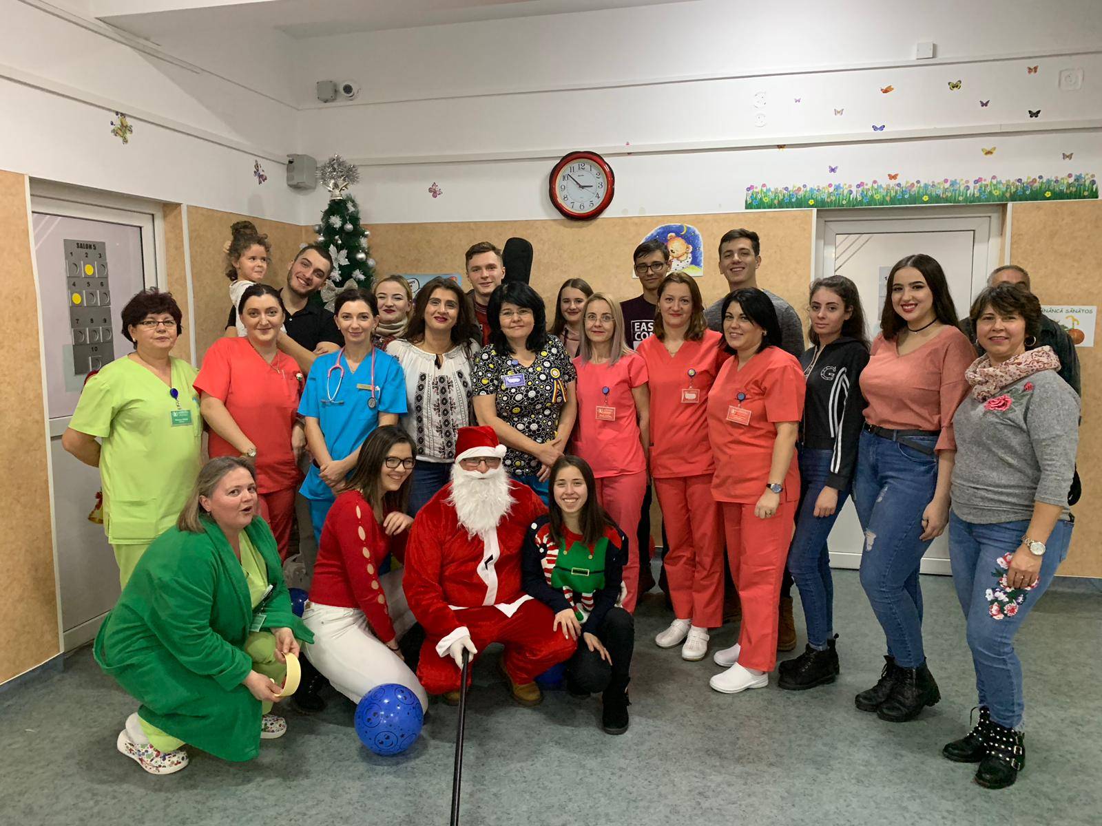 Elevii de la Colegiul Economic au mers cu colinde, cadouri şi… moş Crăciun la copiii internaţi la Spitalul de Pediatrie