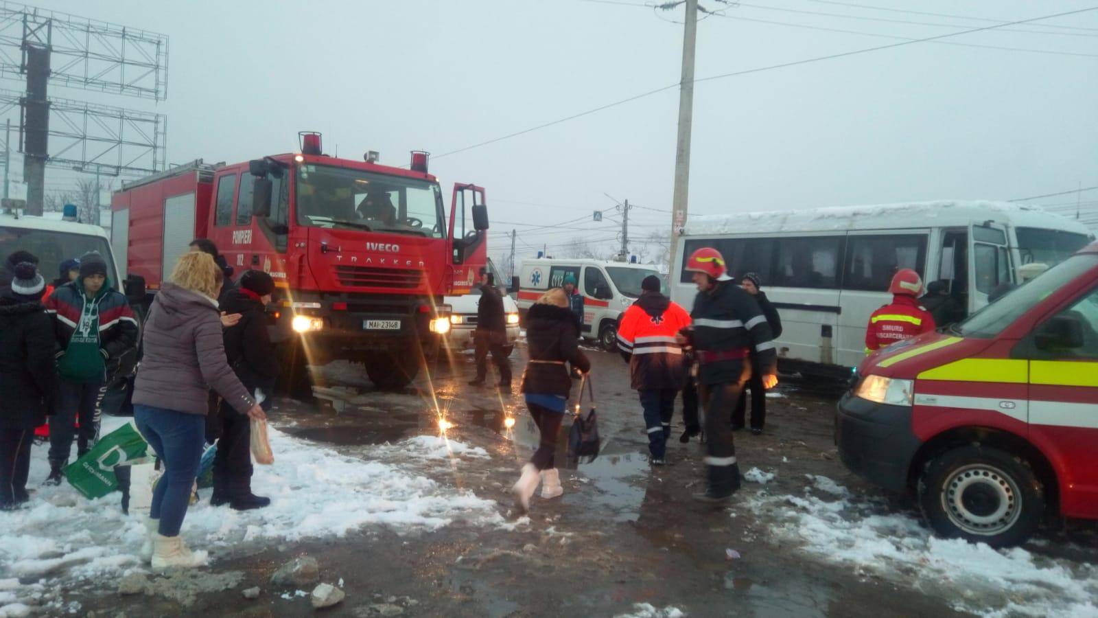 Accident pe DN 1 la Băneşti cu 22 de persoane implicate Accident pe DN 1 la Băneşti cu 22 de persoane implicate