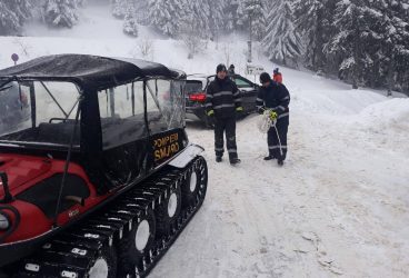 Autoturism eliberat din nămeţi la Sinaia