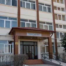 Profesoară din Ploieşti, înjunghiată în faţa cancelariei de un fost elev beat Profesoară din Ploieşti, înjunghiată în faţa cancelariei de un fost elev beat