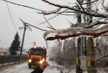 Îngheţul a lăsat localităţi prahovene fără curent electric