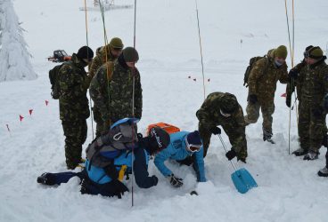 Intervenţie pentru salvarea unui grup de 30 de turişti surprinşi de avalanşă