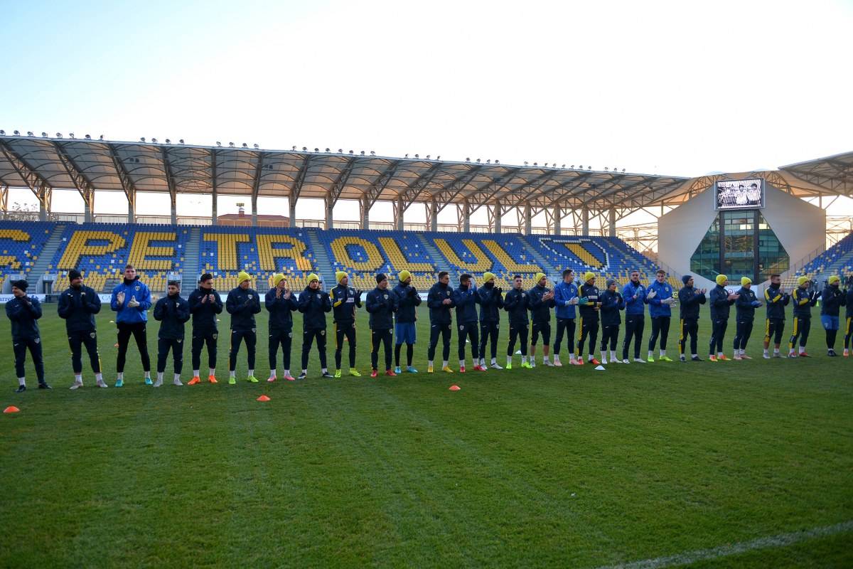 După ce au revenit afară la treabă, pe soare cu dinți și ger, petroliștii au trecut în sală, din cauza ninsorilor și a zăpezii. Unica variantă outdoor de-acum o reprezintă Parcul Municipal Vest După ce au revenit afară la treabă, pe soare cu dinți și ger, petroliștii au trecut în sală, din cauza ninsorilor și a zăpezii. Unica variantă outdoor de-acum o reprezintă Parcul Municipal Vest
