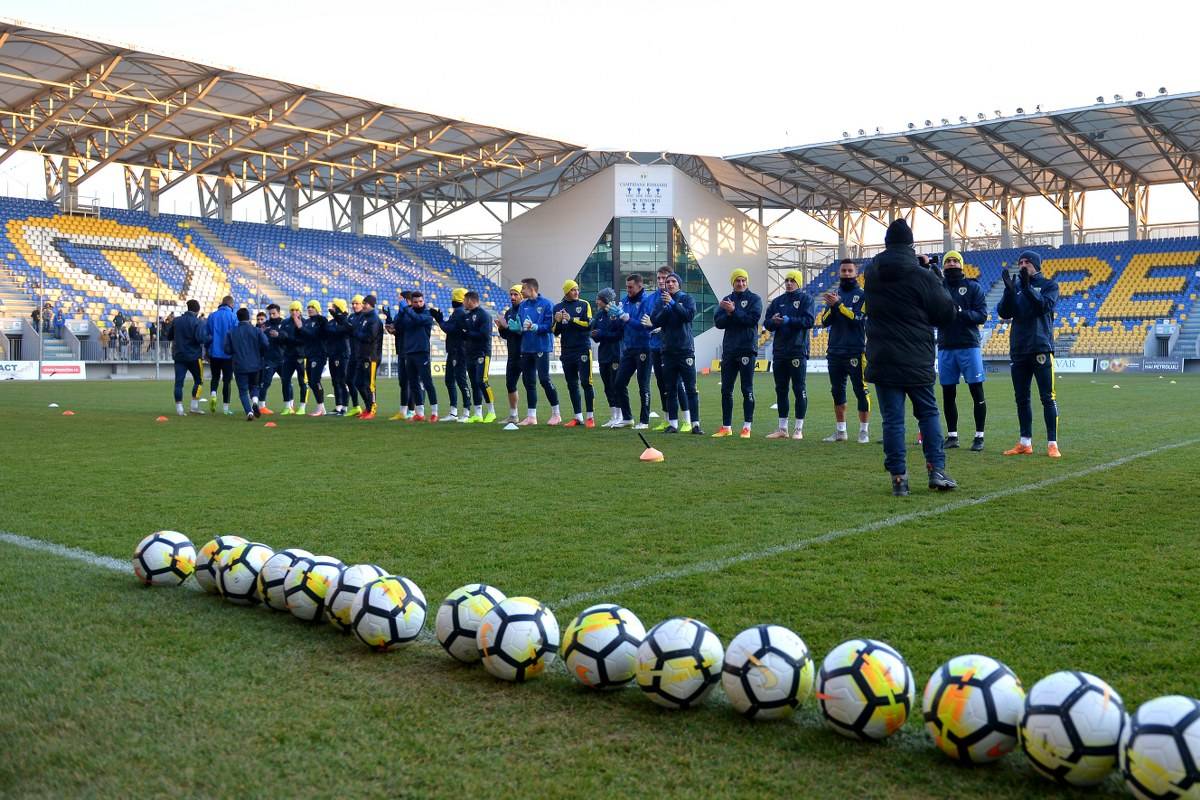 Conducerea Petrolului a păstrat, deocamdată, 19 jucători din lotul folosit din vară și până s-a intrat în vacanța de iarnă. Vor mai pleca dintre ei? Conducerea Petrolului a păstrat, deocamdată, 19 jucători din lotul folosit din vară și până s-a intrat în vacanța de iarnă. Vor mai pleca dintre ei?