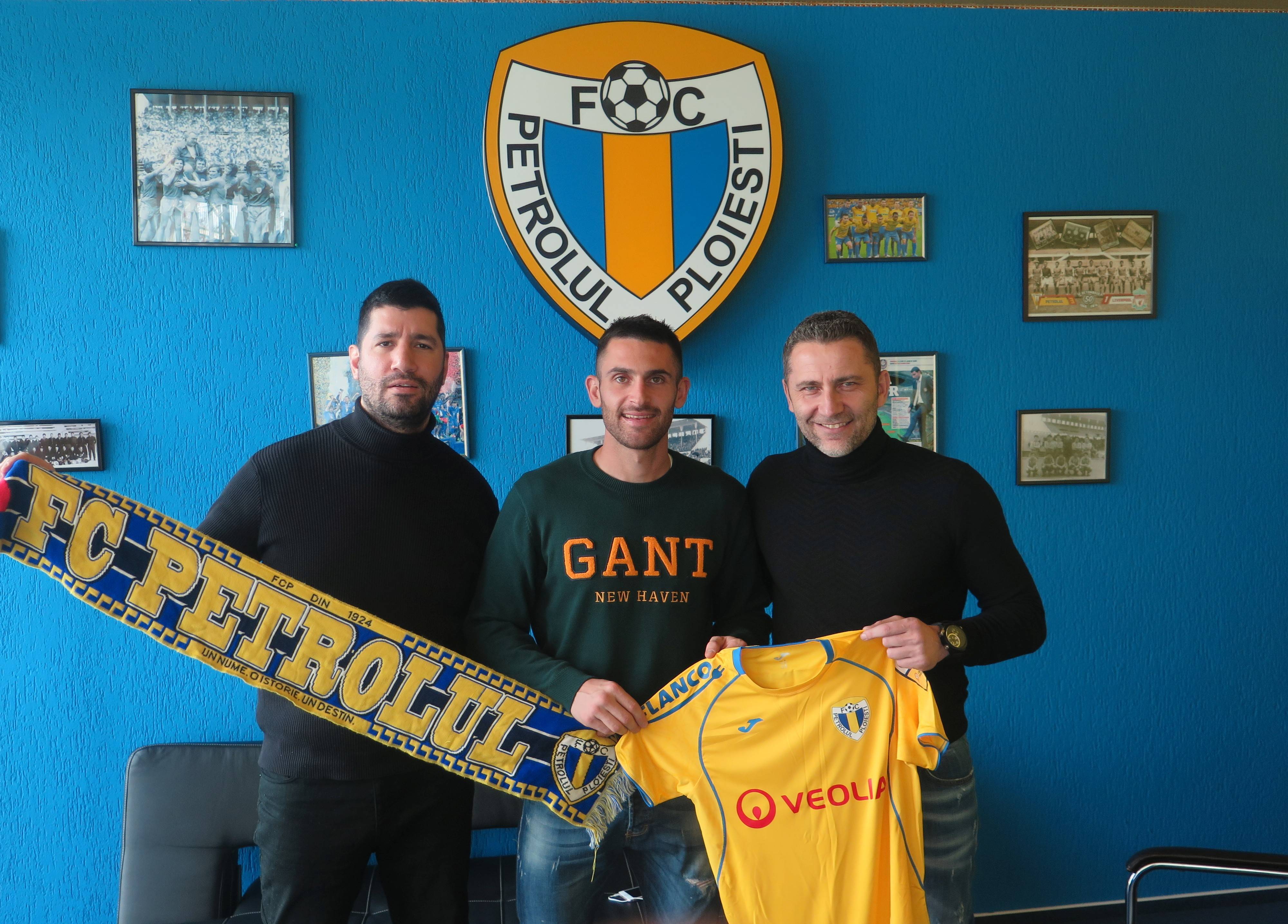 FC Petrolul i-a prezentat oficial pe Kozoronis și Rusu. Vin la rând “U 21”. Au plecat Velisar, Rus și Ristea FC Petrolul i-a prezentat oficial pe Kozoronis și Rusu. Vin la rând “U 21”. Au plecat Velisar, Rus și Ristea