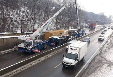 TIR răsturnat.  Circulaţia blocată pe DN1.