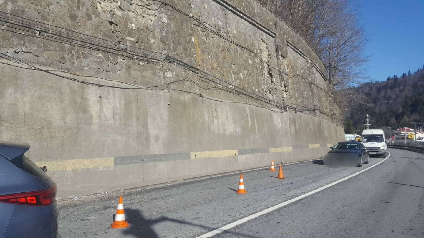 Căderi de pietre pe DN1, pe Valea Prahovei Căderi de pietre pe DN1, pe Valea Prahovei