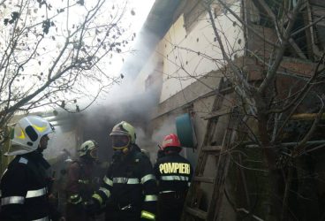 Pompierii au salvat 8 suflete într-un incendiu din Ploieşti