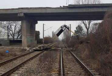 Podul de pe Centura Ploieştiului cade peste calea ferată