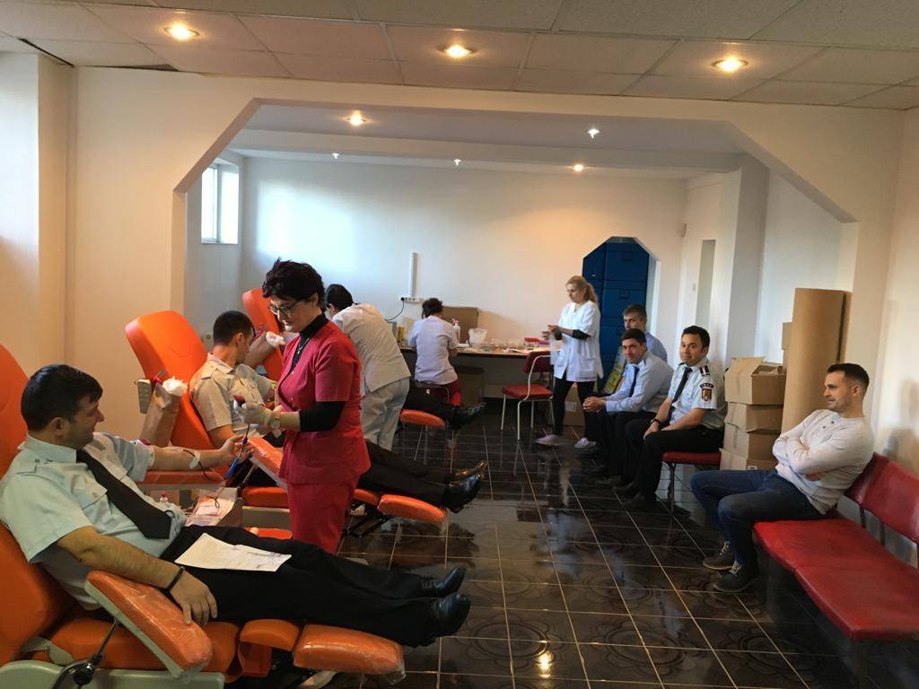 Pompierii îşi dau şi sângele ca să salveze vieţi Pompierii îşi dau şi sângele ca să salveze vieţi