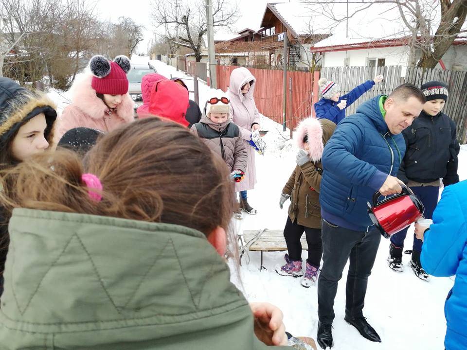 Primarul din Băicoi i-a invitat la săniuş pe copiii din oraş