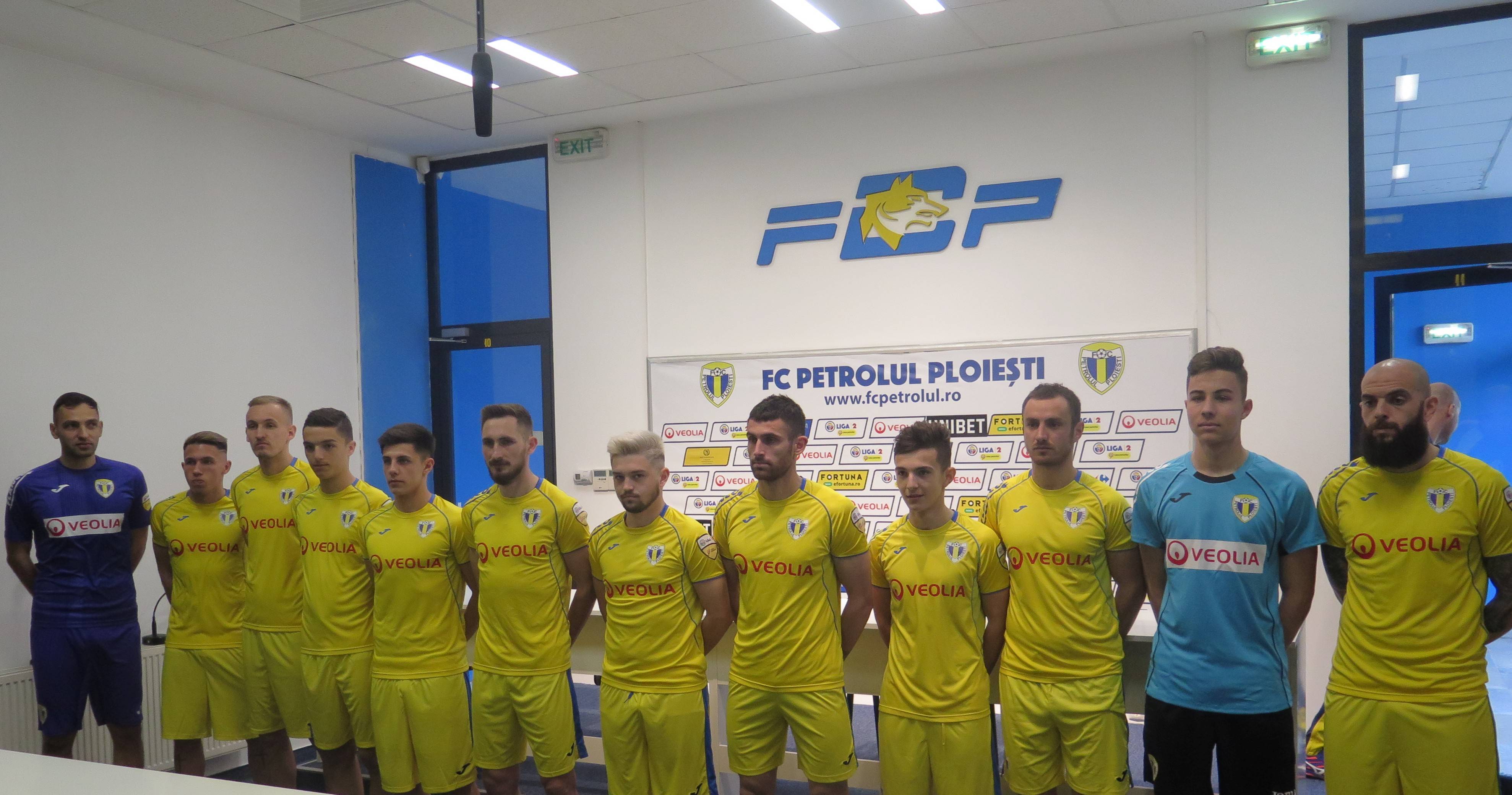 Cum toate echipele din prima parte a ierarhiei Ligii 2 au câștigat etapa aceasta, FC Petrolul trebuie s-o învingă duminică, neapărat, pe Pandurii, la Târgu Jiu! Cum toate echipele din prima parte a ierarhiei Ligii 2 au câștigat etapa aceasta, FC Petrolul trebuie s-o învingă duminică, neapărat, pe Pandurii, la Târgu Jiu!