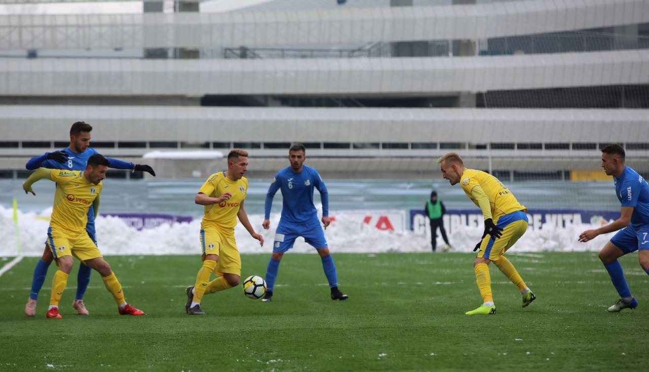 În 10 jucători pe teren timp de o repriză, Petrolul și-a apărat locul 3 la meciul cu Pandurii, de la Târgu Jiu. Cu un atac “stelar”, golurile victoriei le-au marcat… fotbaliști defensivi!