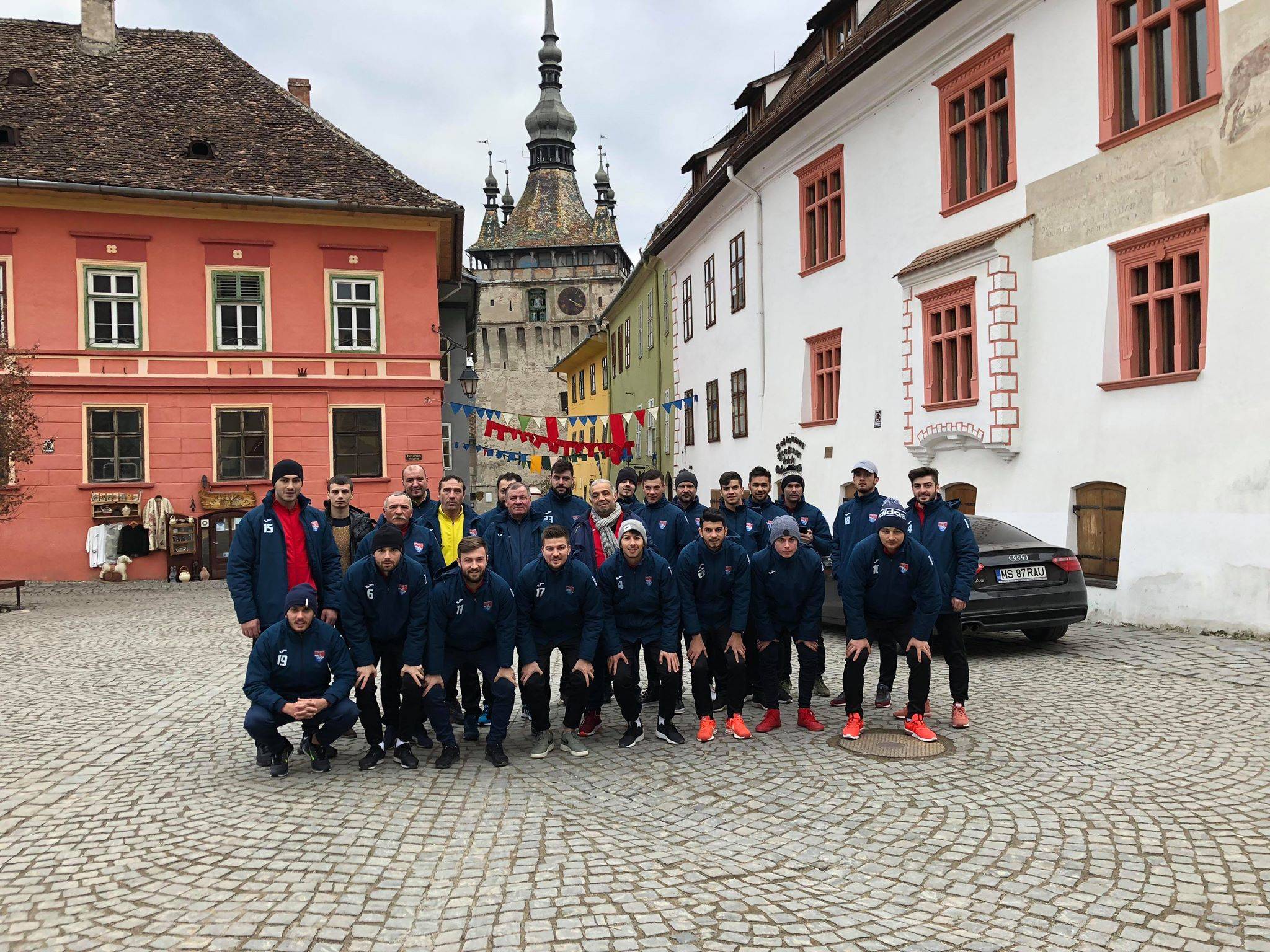 Cantonamentul Blejoiului de la Sighișoara a debutat cu… sărbătorirea schimbării de prefix a lui Claudiu Stoica. În Ardeal, s-a îmbinat pregătirea cu puțin turism! Cantonamentul Blejoiului de la Sighișoara a debutat cu… sărbătorirea schimbării de prefix a lui Claudiu Stoica. În Ardeal, s-a îmbinat pregătirea cu puțin turism!