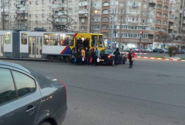 Tramvaiul a lovit mașina, la giratoriul de la Caraiman