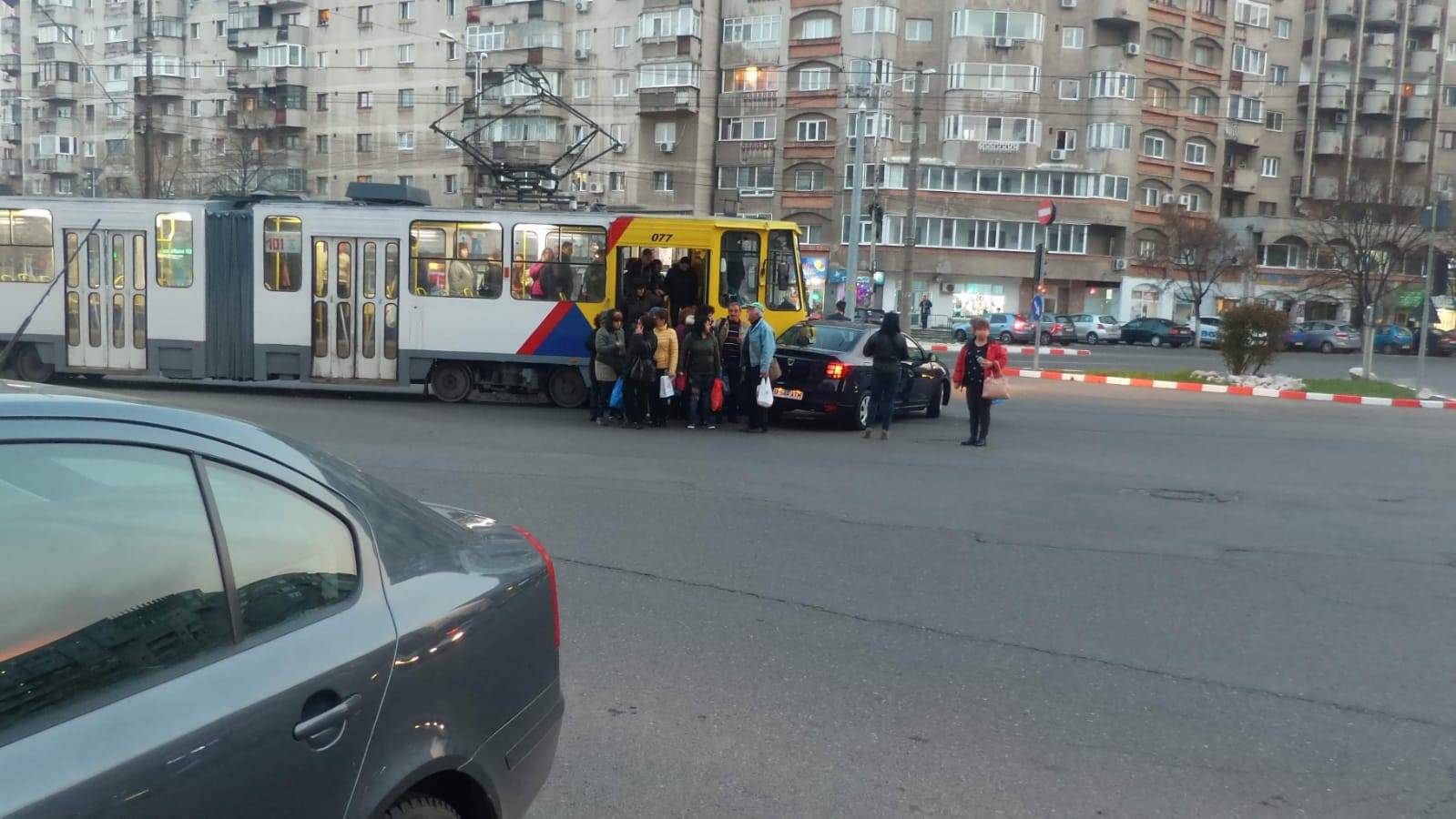 Tramvaiul a lovit mașina, la giratoriul de la Caraiman Tramvaiul a lovit mașina, la giratoriul de la Caraiman