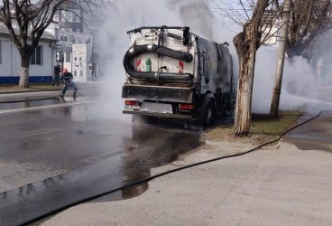 O mașină de salubritate a luat foc în trafic, în Ploiești (video)