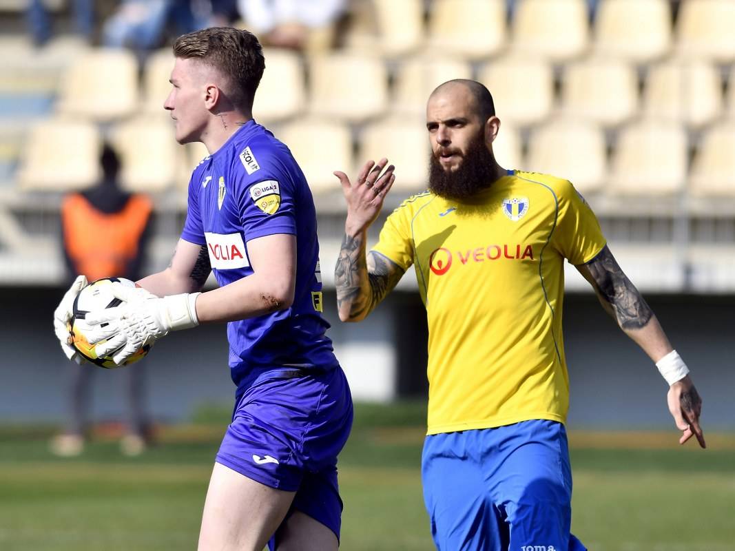 Într-o repriză a fost… Brînză de vaci; în cealaltă… “ciorbă à la Grecque”! După a doua remiză pe teren propriu cu o echipă antrenată de Balint Laszlo, Petrolul este aproape de locul 5! Într-o repriză a fost… Brînză de vaci; în cealaltă… “ciorbă à la Grecque”! După a doua remiză pe teren propriu cu o echipă antrenată de Balint Laszlo, Petrolul este aproape de locul 5!