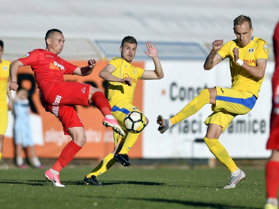 La derbiul (atât de) lăudat, să nu te duci cu sacul (de speranțe)! Chindia și Petrolul au oferit un joc de… uitat cât se poate de repede La derbiul (atât de) lăudat, să nu te duci cu sacul (de speranțe)! Chindia și Petrolul au oferit un joc de… uitat cât se poate de repede