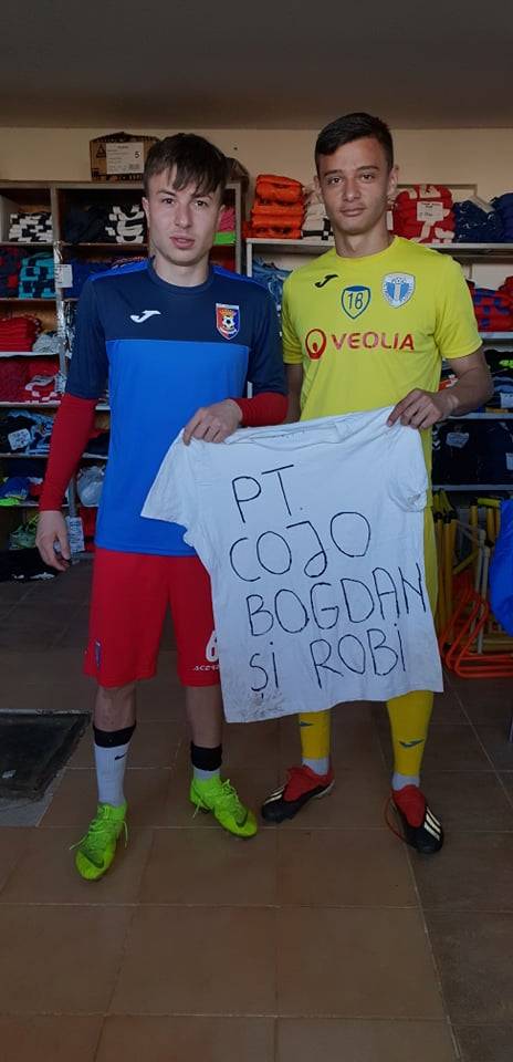 Colegi de generație, dar adversari duminica trecută, Țicu și Șerban s-au pozat în vestiarul Chindiei cu un mesaj bine țintit! Colegi de generație, dar adversari duminica trecută, Țicu și Șerban s-au pozat în vestiarul Chindiei cu un mesaj bine țintit!