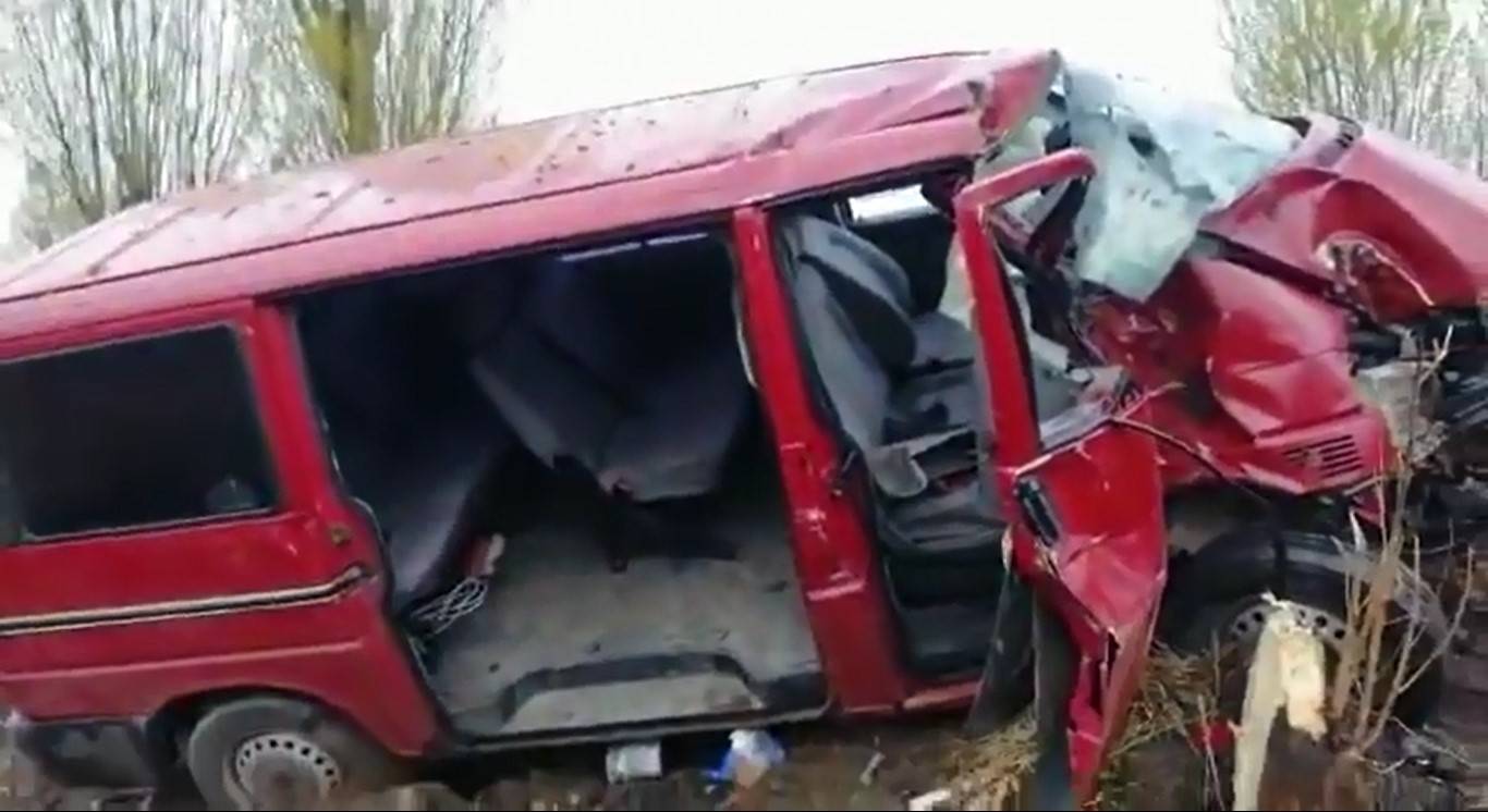Accident în Prahova: tatăl, mort iar 4 copii între 18 şi 26 de ani, răniţi grav Accident în Prahova: tatăl, mort iar 4 copii între 18 şi 26 de ani, răniţi grav