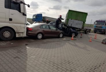 Remorcă scăpată razna pe DN1, a mototolit maşinile din benzinăria Petrom
